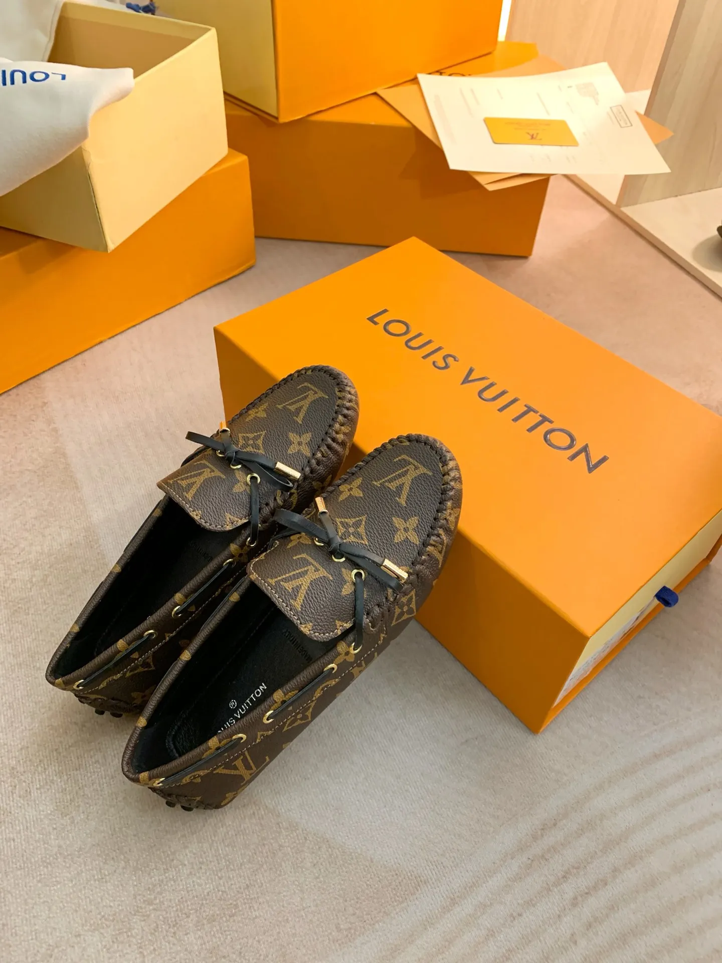 p460💰Couple model❤️🇫🇷 𝙇𝙤𝙪𝙞𝙨 𝙑𝙪𝙞𝙩𝙩𝙤𝙣 🇫🇷Louis Vuitton 2023 Classic𝓛𝓿 𝓣𝓻𝓪𝓲𝓷𝓮𝓻 Sports Series ➪➪➪¯ [Arizona Doudou Shoes Series] ▪️▪️▪️Arizona slip-on shoes are made of Monogram Eclipse canvas. Its hand-painted and dyed edges and hand-sewn uppers fully demonstrate Louis Vuitton's traditional shoemaking craftsmanship. This slip-on shoe is very lightweight. The integrated tongue and upper make it particularly comfortable and flexible. The soft outsole is equipped with rubber padding. Decorated with matching sash. Detailed features: ☑️Monogram Eclipse canvas ☑️Black Eclipse pattern ☑️Hand-painted shoe edges ☑️Hand-sewn uppers (each pair takes time to process) ☑️Integrated tongue and upper construction ☑️Outsole equipped with rubber lining ☑️size: 35_46